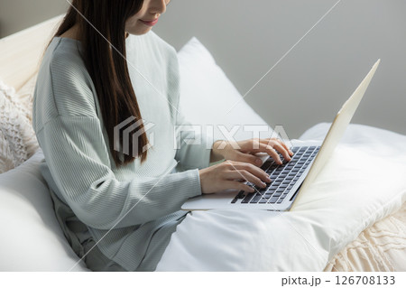ベッドでパソコンをする女性 ベッドでパソコンをする女性 126708133