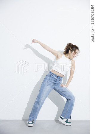 ダンスする女性 126708194