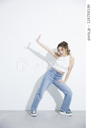 ダンスする女性 ダンスする女性 126708196