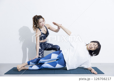 ヨガをする女性とインストラクター  126708217
