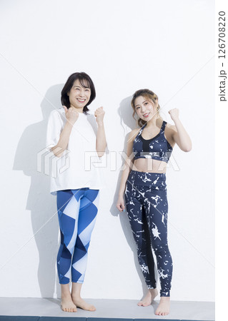 ヨガをする女性とインストラクター  ヨガをする女性とインストラクター  126708220