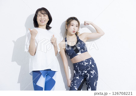 ヨガをする女性とインストラクター  126708221