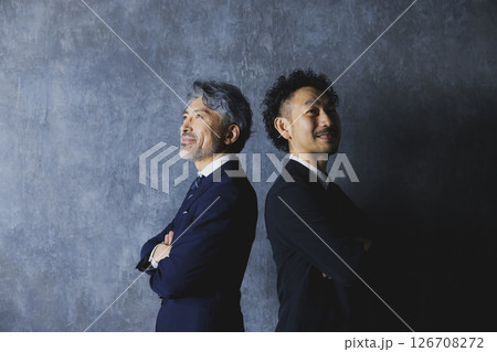 スーツを着た髭の男性 スーツを着た髭の男性 126708272