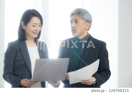 会議するビジネスパーソン  126708313