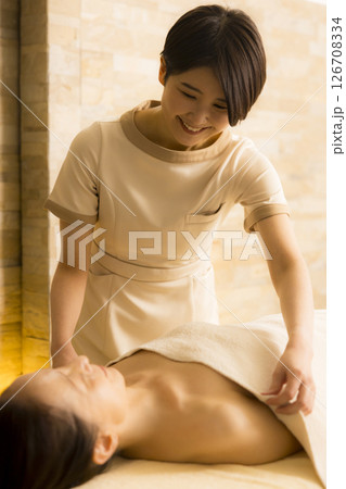 エステでマッサージを受けるシニア女性 エステでマッサージを受けるシニア女性 126708334