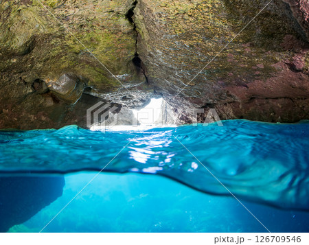 ヒリゾ浜の水中洞窟の美しい半水面撮影 青の洞窟 ヒリゾ浜中木南伊豆町伊豆半島静岡県2024 126709546