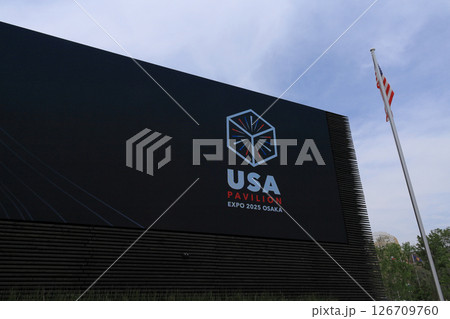EXPO2025大阪関西万博のアメリカ館の野外スクリーン 126709760