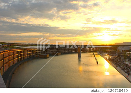 幻想的な夕焼けに包まれる大阪関西万博名物木造大屋根リング 126710450