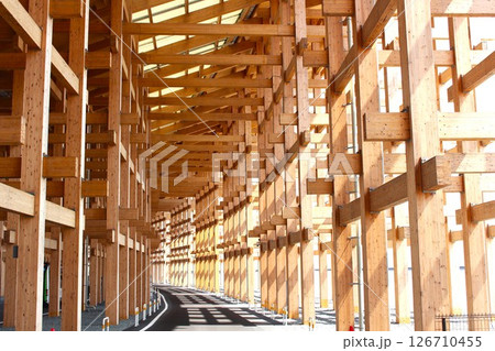 大阪関西万博の美しい木造建築大屋根リングの光と建築美 126710455