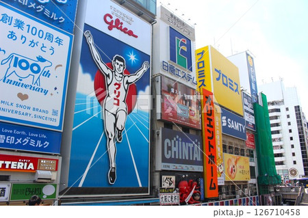 大阪道頓堀の定番グリコの看板 大阪道頓堀の定番グリコの看板 126710458