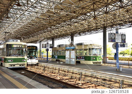 始発の広島港駅にとまる路面電車 始発の広島港駅にとまる路面電車 126710528