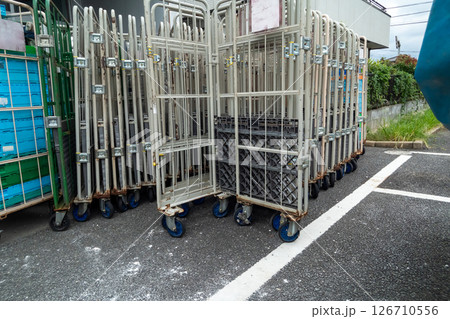 小売店のたくさんの重ねられたカゴ台車 126710556