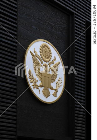 EXPO2025大阪・関西万博のアメリカ館入口上部のアメリカ合衆国の国章 126710694