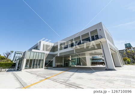 岐阜県岐阜市　快晴の岐阜県図書館 126710896