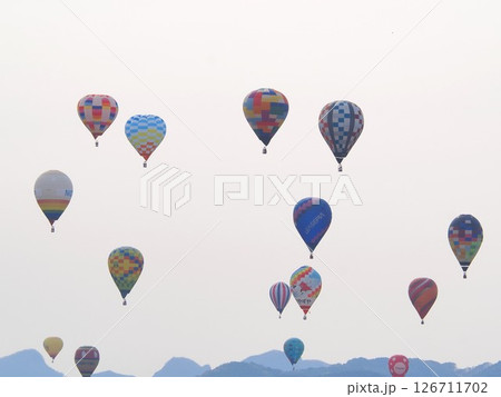 長野県 空に浮かぶたくさんの熱気球 5月 長野県 空に浮かぶたくさんの熱気球 5月 126711702