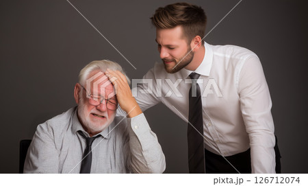 プレッシャーで頭を抱える年配のビジネスマン、支援する若い同僚と共に、企業界のメンタルヘルスがテーマ プレッシャーで頭を抱える年配のビジネスマン、支援する若い同僚と共に、企業界のメンタルヘルスがテーマ 126712074