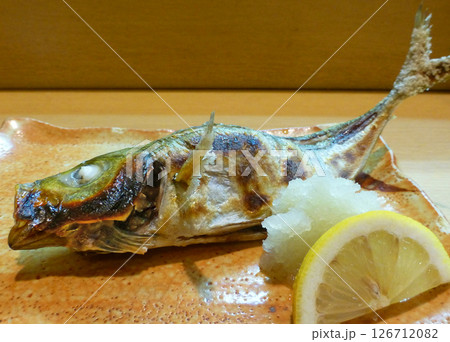 脂がのって旨味たっぷり!居酒屋さんの焼き魚,アジの塩焼きの写真 脂がのって旨味たっぷり!居酒屋さんの焼き魚,アジの塩焼きの写真 126712082