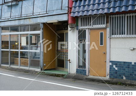 地方都市のシャッター街にある空き家 126712433