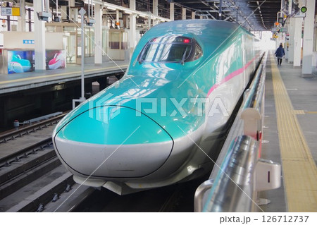 盛岡駅に入構する東北・北海道新幹線「はやぶさ」 126712737