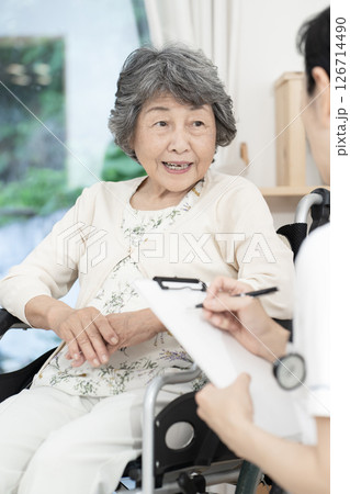 看護師と話すシニア女性　女性看護師　訪問看護　在宅医療 126714490