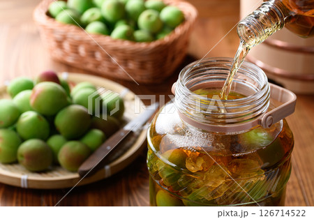 収穫した紀州南高梅 青梅で梅酒をつくる 126714522