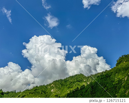 山と夏雲 126715121