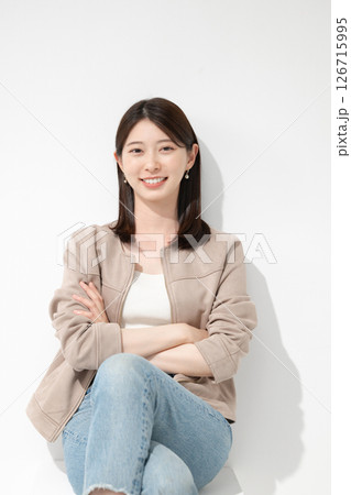 笑顔の若い女性 126715995