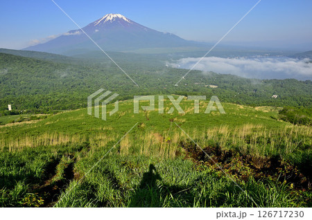 丹沢の鉄砲木ノ頭(明神山)より 初夏の富士山を眺める 丹沢の鉄砲木ノ頭(明神山)より 初夏の富士山を眺める 126717230