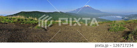 丹沢の鉄砲木ノ頭（明神山）山頂より望む三国山稜と富士山と山中湖　パノラマ 126717234
