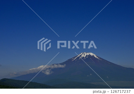 丹沢の鉄砲木ノ頭(明神山)山頂より望む初夏の頃の富士山 コピースペース 丹沢の鉄砲木ノ頭(明神山)山頂より望む初夏の頃の富士山 コピースペース 126717237