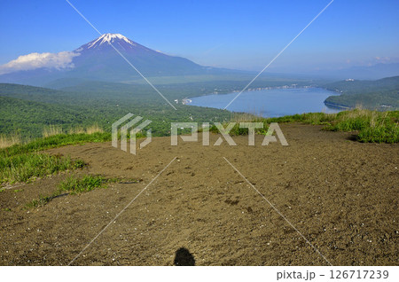 丹沢の鉄砲木ノ頭(明神山)山頂より望む残雪の富士山と山中湖 丹沢の鉄砲木ノ頭(明神山)山頂より望む残雪の富士山と山中湖 126717239
