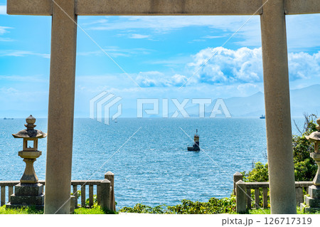 伊和都比売神社　海に向かって建つ鳥居と初秋の瀬戸内海7　兵庫県赤穂市 126717319