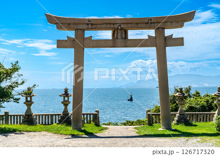 伊和都比売神社　海に向かって建つ鳥居と初秋の瀬戸内海6　兵庫県赤穂市 126717320