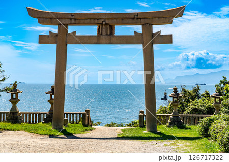 伊和都比売神社 海に向かって建つ鳥居と初秋の瀬戸内海4 兵庫県赤穂市 伊和都比売神社 海に向かって建つ鳥居と初秋の瀬戸内海4 兵庫県赤穂市 126717322