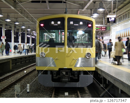 西武新宿駅に停車中の 西武301系 311F 西武新宿駅に停車中の 西武301系 311F 126717347