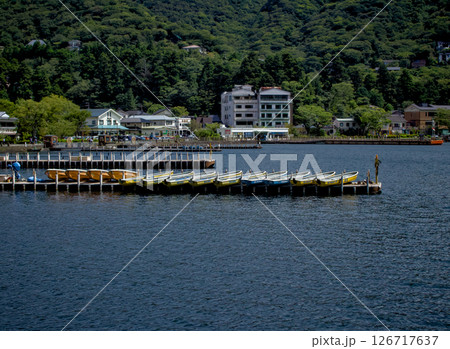 湖に綺麗に並べられたボートと温泉地の自然風景 126717637