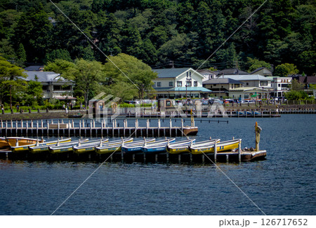 湖に綺麗に並べられたボートと温泉地の自然風景 湖に綺麗に並べられたボートと温泉地の自然風景 126717652