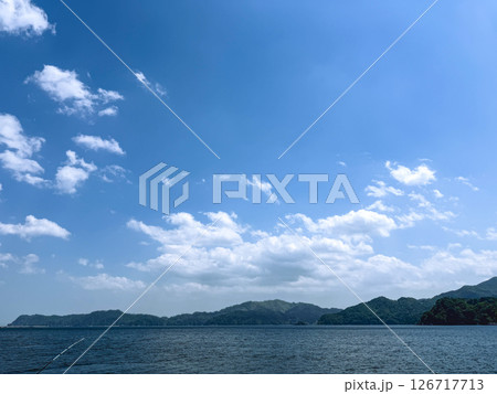 初夏の青空と海に囲まれた静かな風景 126717713