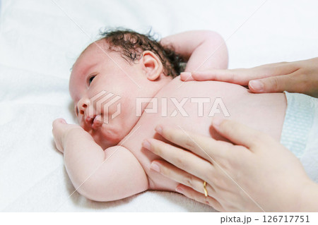乳児のローションを塗る母親 126717751