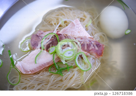 朝鮮半島由来の冷製麺料理の冷麺 朝鮮半島由来の冷製麺料理の冷麺 126718386
