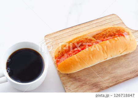 おいしそうなコロッケパンと、淹れたてのコーヒーで、手軽なランチタイム おいしそうなコロッケパンと、淹れたてのコーヒーで、手軽なランチタイム 126718847