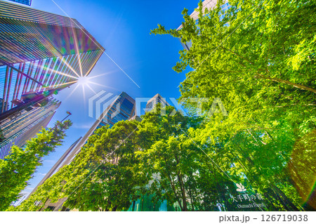 日本の東京都市景観 大手町の森などを望む。希望の光…＝5月28日、大手町 126719038