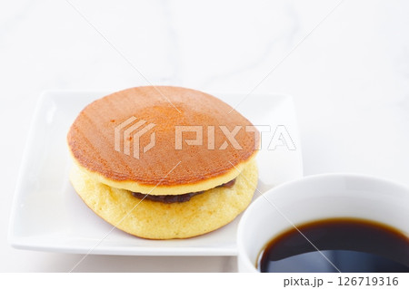 どら焼き、淹れたてのコーヒーで、おやつの時間 どら焼き、淹れたてのコーヒーで、おやつの時間 126719316
