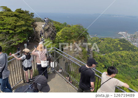 新緑のゴールデンウィーク、千葉県鋸南町鋸山地獄のぞき、おっかなびっくり眼下の金谷を見下ろす 126719489