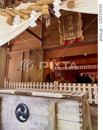 椿大神社　神聖な空気に包まれる伝統建築、椿大神社拝殿 126719558