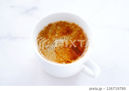 エスプレッソと牛乳を混ぜたコーヒー、カフェ・ラッテを飲みながらリラックスしているイメージ 126719780