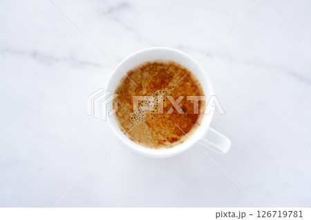 エスプレッソと牛乳を混ぜたコーヒー、カフェ・ラッテを飲みながらリラックスしているイメージ 126719781