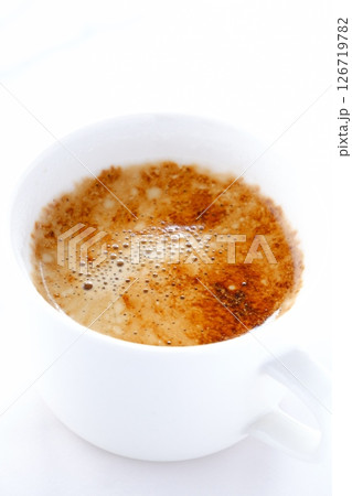 エスプレッソと牛乳を混ぜたコーヒー、カフェ・ラッテを飲みながらリラックスしているイメージ エスプレッソと牛乳を混ぜたコーヒー、カフェ・ラッテを飲みながらリラックスしているイメージ 126719782