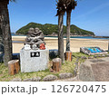幸島のサルの石像と青い海 126720475
