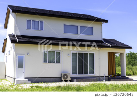 緑の中の和風モダン住宅外観 126720645